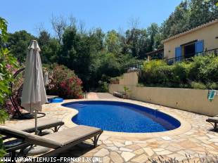 Direct aan de rivier d'Argens gelegen, 6 p. vakantiewoning met privé zwembad, omringd door prachtige wijndomeinen.