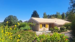 Voorkant van het huis met 2 parkeerplaatsen op eigen terrein