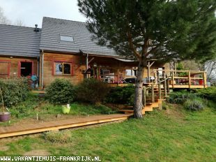 Nérondes – Charmant houten chalet op 1,23 hectare grond ** NIEUW ** Nérondes – Charmant houten chalet op 1,23 hectare grond ** NIEUW **