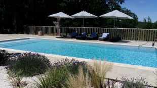 Het zwembad met een groot zonneterras