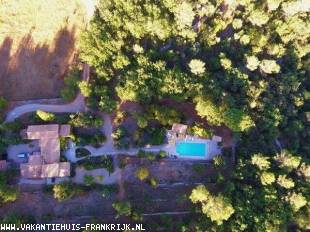 Een Bastide met privé zwembad , prachtig uitzicht geschikt voor 12 personen in hartje Provence