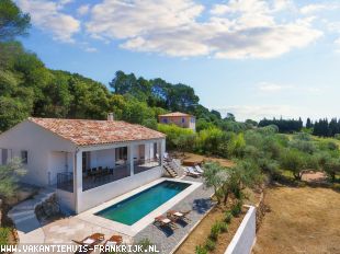 Welkom bij Villa Point de Vue, de perfecte vakantiebestemming voor 6 personen met een ruim privézwembad en groot overdekt terras. Welkom bij Villa Point de Vue, de perfecte vakantiebestemming voor 6 personen met een ruim privézwembad en groot overdekt terras.