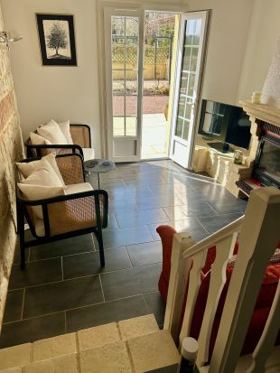 Woonkamer beneden met haard