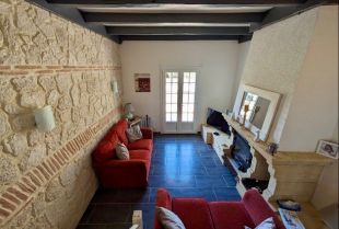 Woonkamer beneden met haard