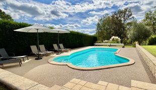 Zwembad met terras in tuin achter de woning