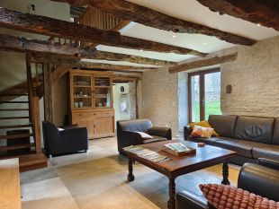 Woonkamer met toegang tot een terras