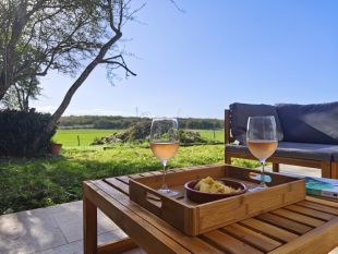 Uitzicht op de weilanden vanaf het terras naast de keuken