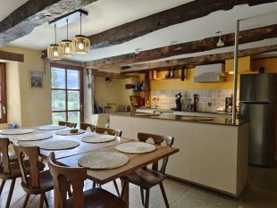 Eetkamer met open keuken en toegang tot het terras