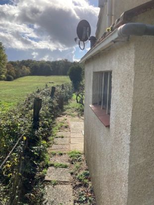 Weiland naast de woning