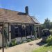 Woning en de waterput <br>De woning met luiken en de waterput