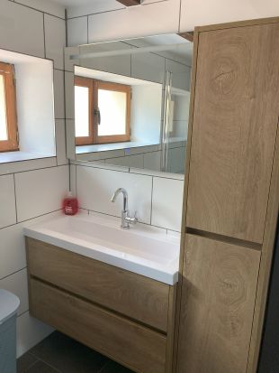 wastafel in de badkamer