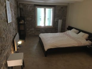 grote slaapkamer met tweepersoonsbed