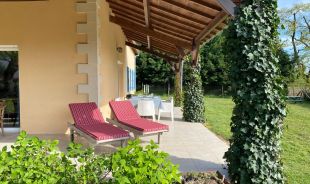 Terras met ligstoelen