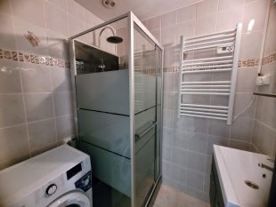 Badkamer <br>Badkamer met wastafel douche en wasmachine. Geheel vernieuwd in 2024