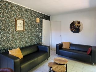 Woonkamer <br>Woonkamer met 2 banken, 3 salontafeltjes, een eettafel voor 6 personen, tv en radio