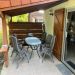 Overkapping <br>Op het terras is een overkapping waaronder het heerlijk toeven is. Er staat een tuintafel voor 6 personen. Ook is er een parasol en een barbecue aanwezig