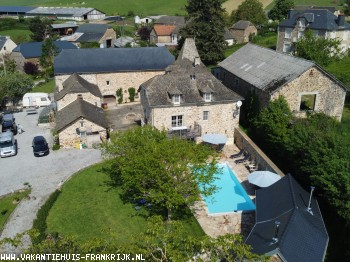 In het hart van Aveyron  bieden  wij u een luxueuze gerestaureerde hoeve aan met 3 appartementen,verwarmd zwembad en volledig ingerichte buitenkeuken