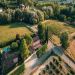 De villa in vogelvlucht <br>villa en haar omgeving van boven af gezien