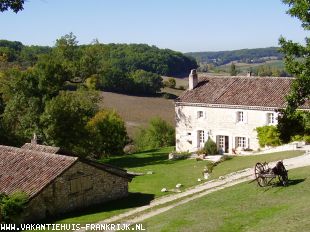 Perfect peace and quiet in this spacious and well-equipped old farmhouse with lovely views, a sheltered swimming pool and 3.5 ha of private grounds. Perfect peace and quiet in this spacious and well-equipped old farmhouse with lovely views, a sheltered swimming pool and 3.5 ha of private grounds.