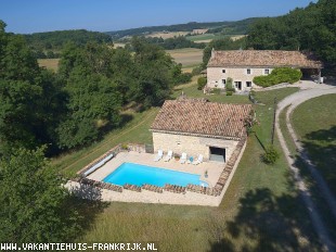Perfect peace and quiet in this spacious and well-equipped old farmhouse with lovely views, a sheltered swimming pool and 3.5 ha of private grounds.