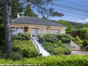 Maison Bellevue, ruime, lichte vakantiewoning middenin Regionaal natuurpark Le Morvan. Maison Bellevue, ruime, lichte vakantiewoning middenin Regionaal natuurpark Le Morvan.