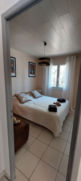 1ste slaapkamer met airco en tv.