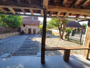 zicht op de tuin vanaf veranda