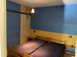 Slaapkamer met twee eenpersoons bedden