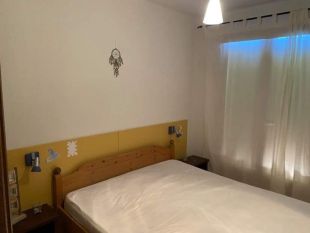 Slaapkamer met tweepersoons bed.