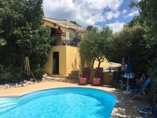 Terras en ruimte onder het huis met frigo.