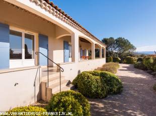 Luxe vrijstaande gelijkvloerse 2-6 pers. villa met verwarmd privé zwembad, fabuleus uitzicht; airco, op fraai Domaine met tennisbaan