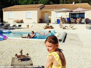 Prachtig vakantiehuis tot 10 personen met zwembad, tuin en een prachtig uitzicht op Lussan en de Mont Bouquet