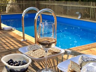 Terras bij het zwembad