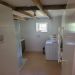 Badkamer met douche en wasbak