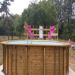 Het zwembad met terras en ligstoelen