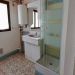 badkamer benedenverdieping met douche en toilet <br>badkamer benedenverdieping met douche, wastafel en toilet