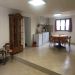 open keuken en living benedenverdieping <br>open keuken met tafel en stoelen + salon, ingang via groot schuifraam benedenverdieping