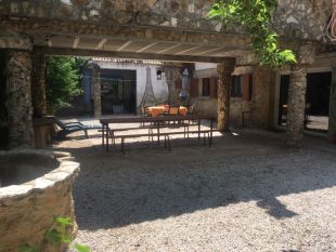 terras achteraan huis <br>groot afsluitbaar terras gedeeltelijk overdekt