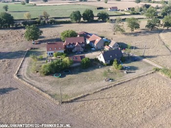 Landelijk en karakteristiek domein, bestaande uit 7 zelfstandige woningen, grote gemeenschappelijke ruimte, opslagruimte en mogelijkheid tot kamperen.