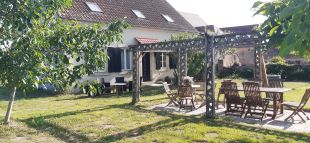 Hoofdhuis 12 personen <br>Een fijn en ruime huis met een complete inrichting, grote leefkeuken, woonkamer met tv en 6 slaapkamers en 2 badkamers