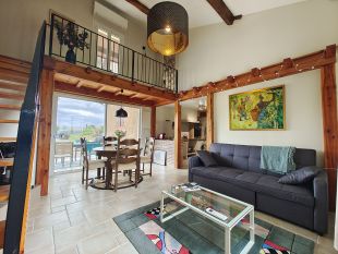 Woon/ eetkamer met half open keuken 