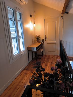 Mezzanine boven de salon met burohoek