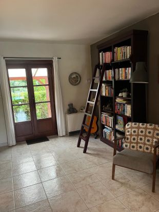 Voordeur en boekenkast