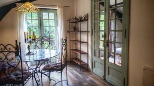 Woonkamer en deur naar slaapkamer, met uitzicht ruim balkon