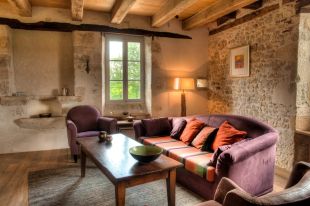 De woonkamer op tweede verdieping met houtkachel