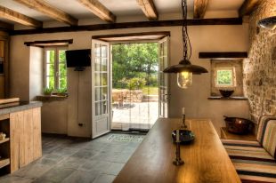 Vanuit woonkeuken openslaande deuren naar terras