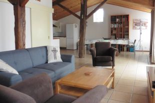 Sfeervolle woonkamer met houten balken