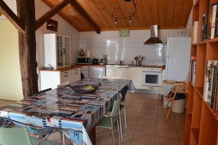 Volledig ingerichte open keuken en eethoek