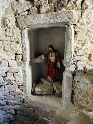 Nis bij oude, stenen, trap