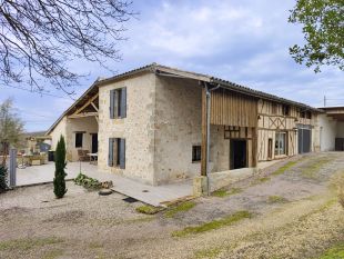 Voor- en zijaanzicht van de boerderij met terras